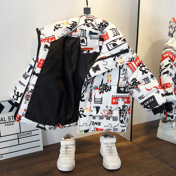 Gyermek téli kabát feliratokkal és magas gallérral