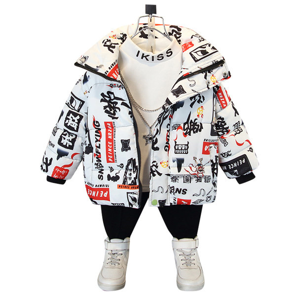 Gyermek téli kabát feliratokkal és magas gallérral