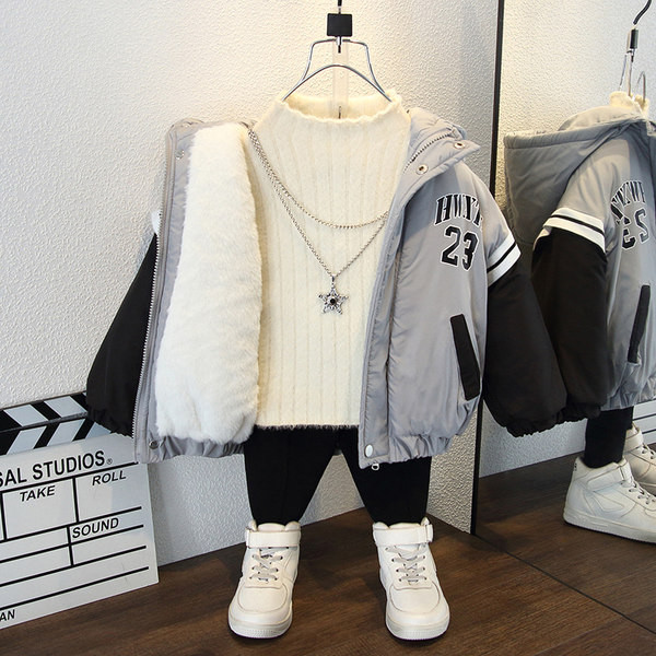 Alkalmi gyerekkabát meleg béléssel és kapucnival