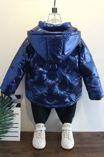 Kapuutsiga ja läikiva efektiga laste soojendaja