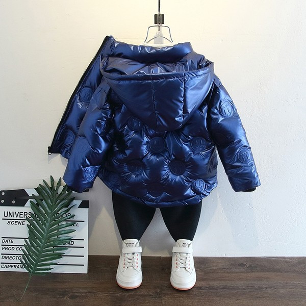 Kapuutsiga ja läikiva efektiga laste soojendaja