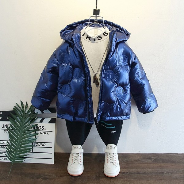 Kapuutsiga ja läikiva efektiga laste soojendaja