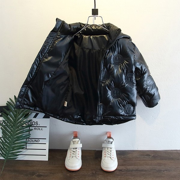 Kapuutsiga ja läikiva efektiga laste soojendaja