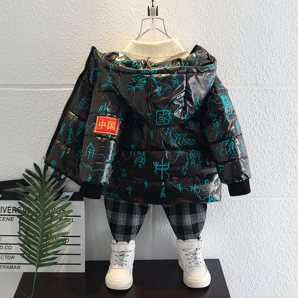 Stílusos gyerekdzseki rátéttel és kalappal fiúknak