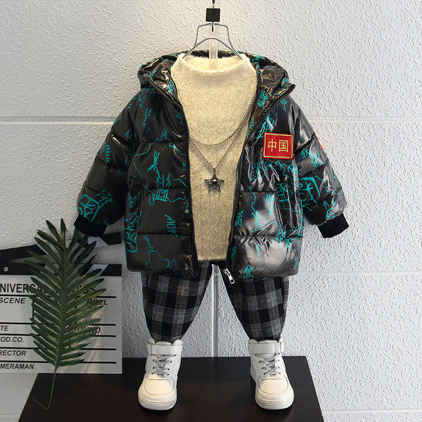 Stílusos gyerekdzseki rátéttel és kalappal fiúknak