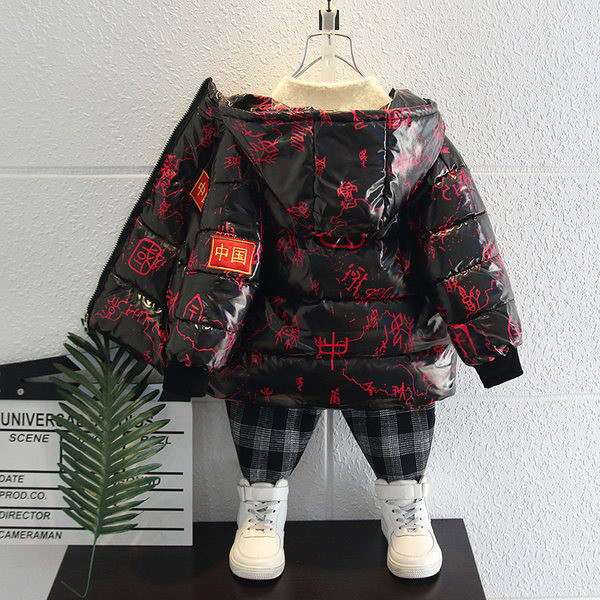 Stílusos gyerekdzseki rátéttel és kalappal fiúknak