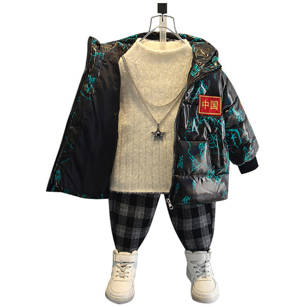 Stílusos gyerekdzseki rátéttel és kalappal fiúknak