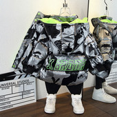 Gyermek téli kabát, hátulján felirattal