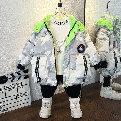 Gyermek téli kabát, hátulján felirattal