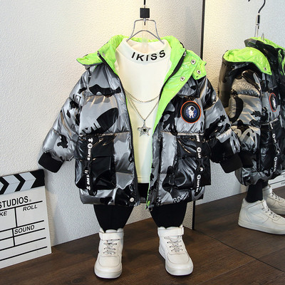 Gyermek téli kabát, hátulján felirattal