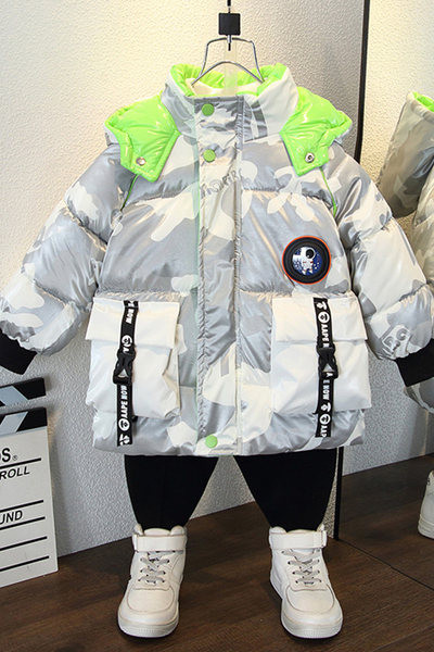 Gyermek téli kabát, hátulján felirattal