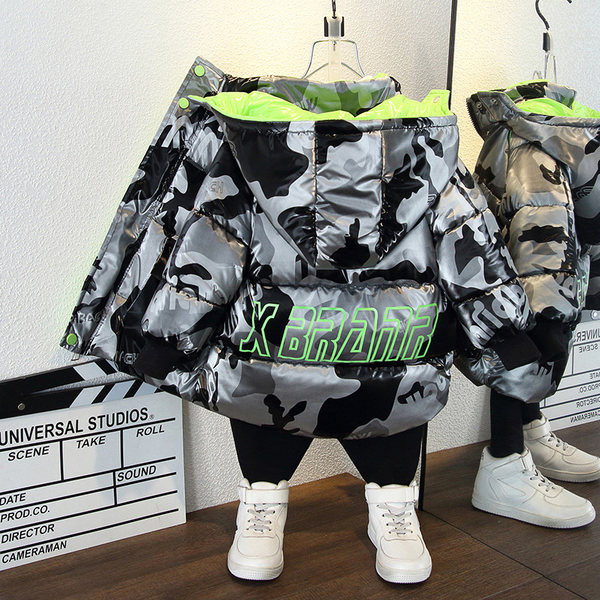 Gyermek téli kabát, hátulján felirattal