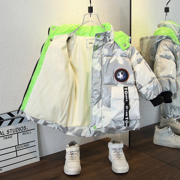 Gyermek téli kabát, hátulján felirattal