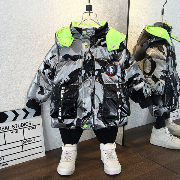 Gyermek téli kabát, hátulján felirattal