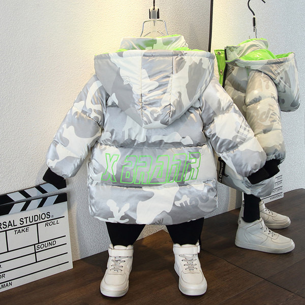 Gyermek téli kabát, hátulján felirattal