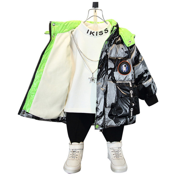 Gyermek téli kabát, hátulján felirattal