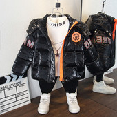 Stílusos gyerekkabát pillanatnyilag rátéttel és cipzárral