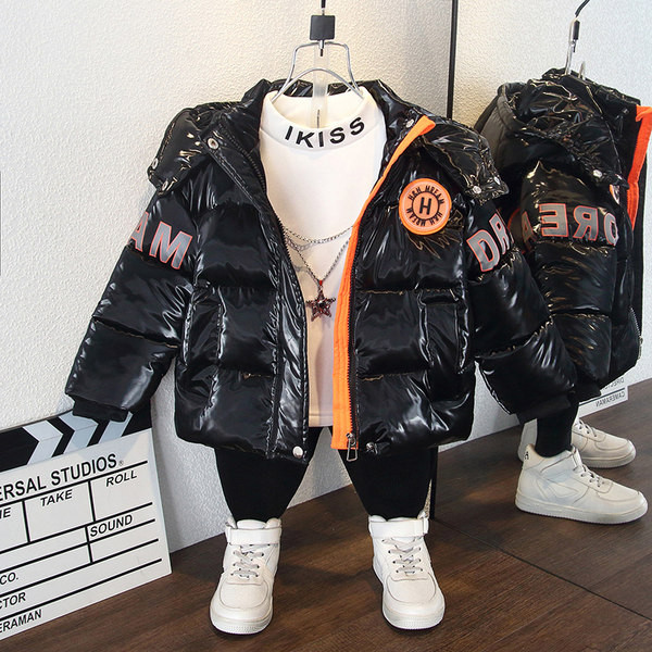 Stílusos gyerekkabát pillanatnyilag rátéttel és cipzárral