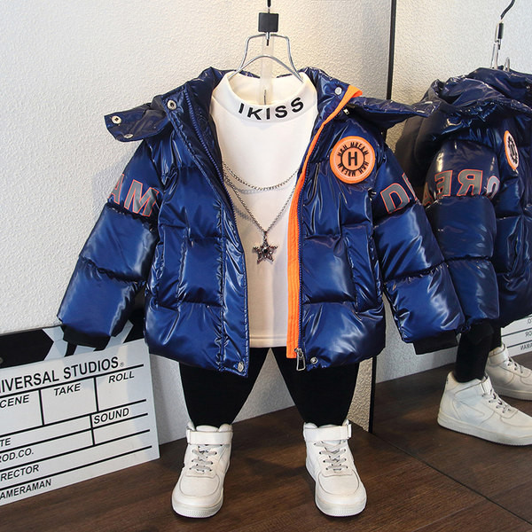 Stílusos gyerekkabát pillanatnyilag rátéttel és cipzárral