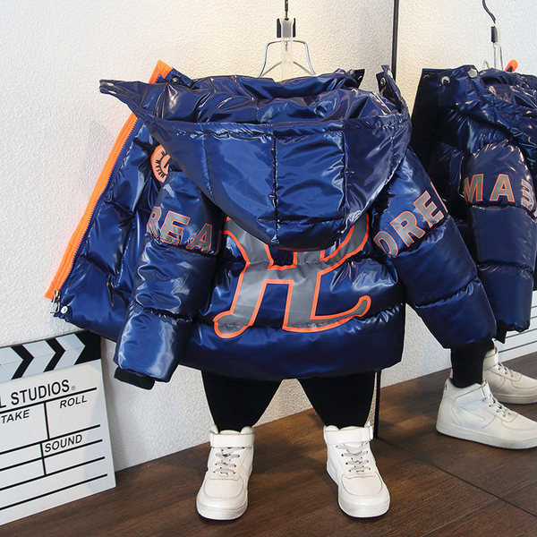 Stílusos gyerekkabát pillanatnyilag rátéttel és cipzárral