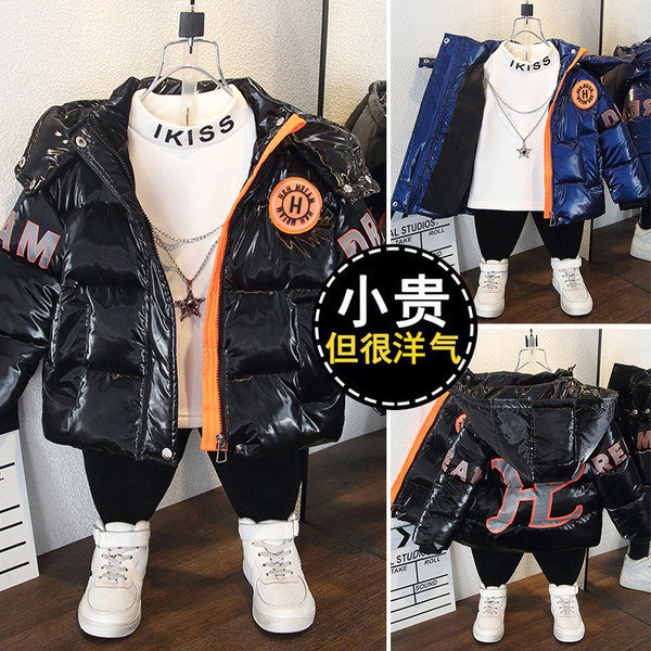 Stílusos gyerekkabát pillanatnyilag rátéttel és cipzárral