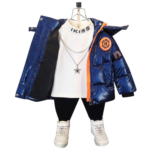 Stílusos gyerekkabát pillanatnyilag rátéttel és cipzárral