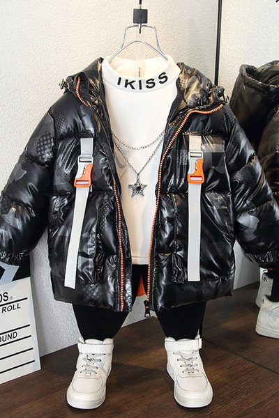 Gyerekkabát kapucnival és csattal