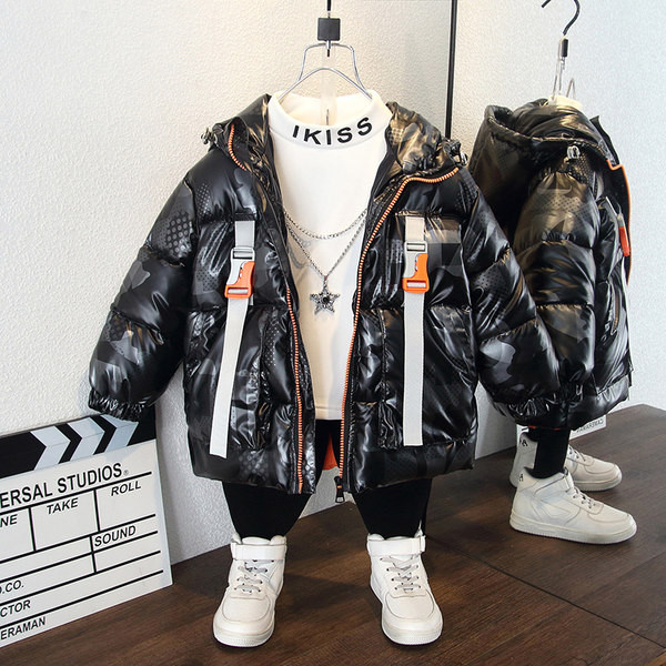 Gyerekkabát kapucnival és csattal