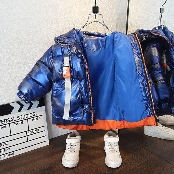 Gyerekkabát kapucnival és csattal