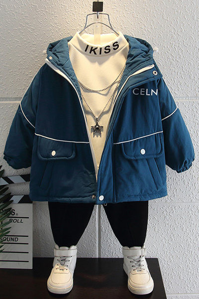 Gyerek téli kabát fiúknak kapucnival, hímzett felirattal