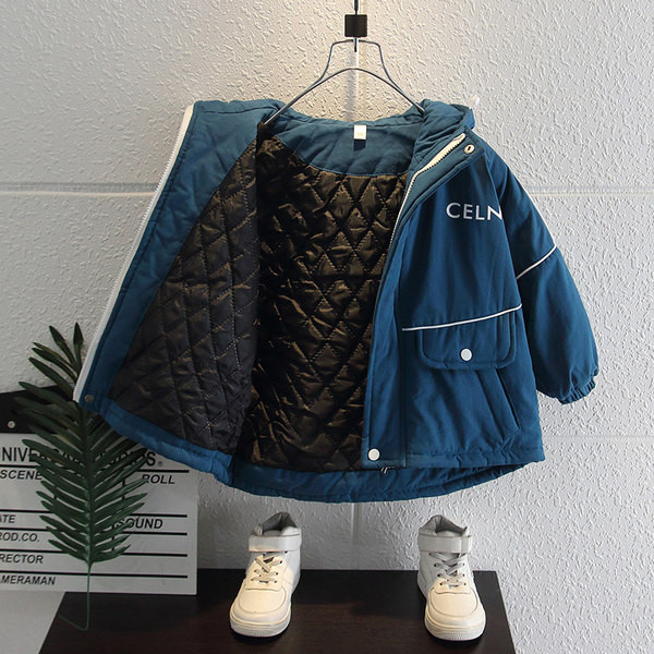 Gyerek téli kabát fiúknak kapucnival, hímzett felirattal