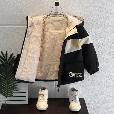 Μοντέρνο παιδικό μπουφάν με κουκούλα και επιγραφή για αγόρια