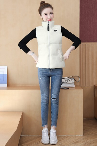 Napi rövid mellény emblémával és magas gallérral