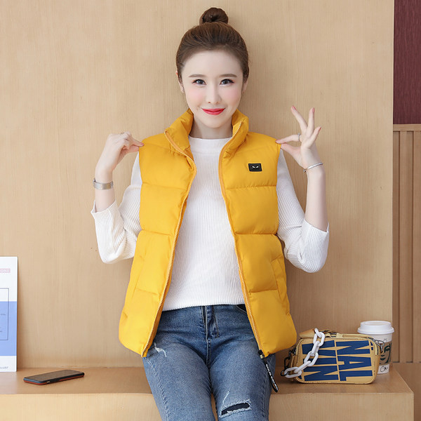 Napi rövid mellény emblémával és magas gallérral