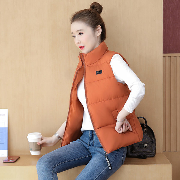 Napi rövid mellény emblémával és magas gallérral