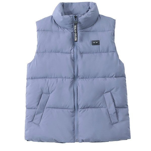 Napi rövid mellény emblémával és magas gallérral