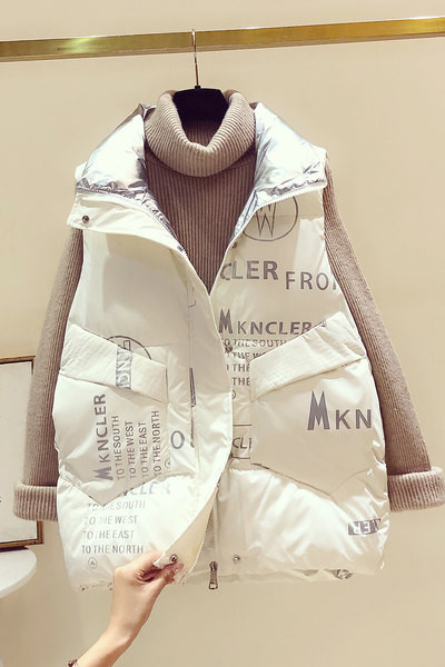 Napi mellény feliratokkal és zsebekkel