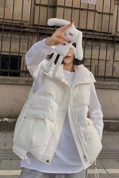 Tepitud efektiga ja 3D elemendiga naistevest