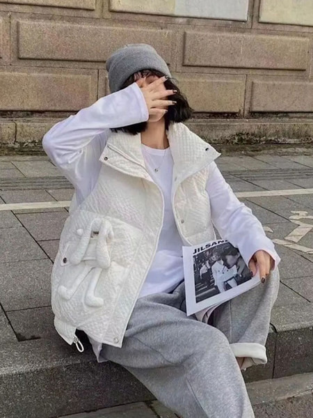 Tepitud efektiga ja 3D elemendiga naistevest