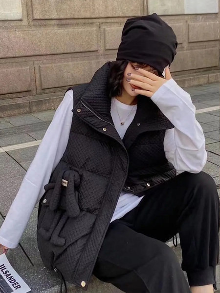 Tepitud efektiga ja 3D elemendiga naistevest