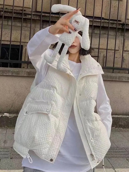 Tepitud efektiga ja 3D elemendiga naistevest