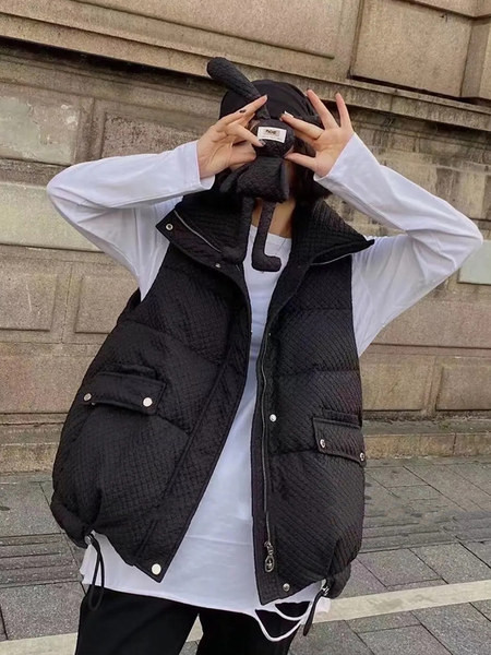 Tepitud efektiga ja 3D elemendiga naistevest