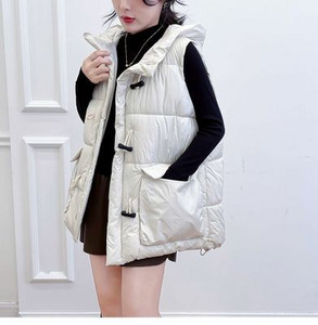 Široki model ženske vestice s kapuljačom - srednje dužine