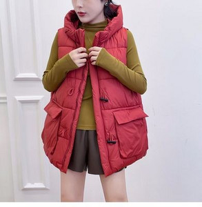 Široki model ženske vestice s kapuljačom - srednje dužine