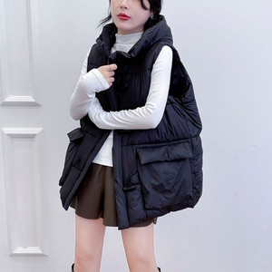 Široki model ženske vestice s kapuljačom - srednje dužine