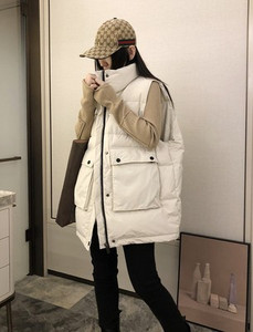 Női mellény magas gallérral és zsebekkel, két színben