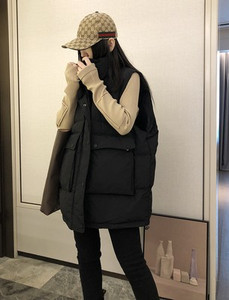 Női mellény magas gallérral és zsebekkel, két színben