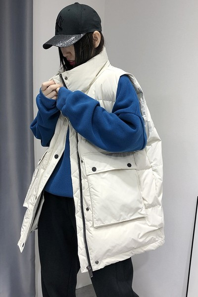 Női mellény magas gallérral és zsebekkel, két színben