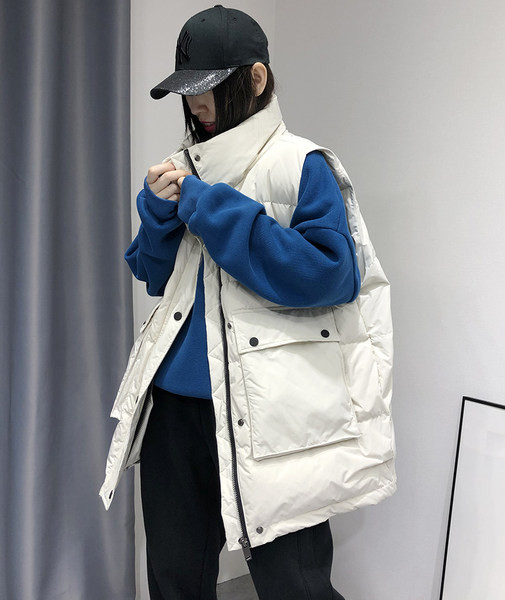 Női mellény magas gallérral és zsebekkel, két színben