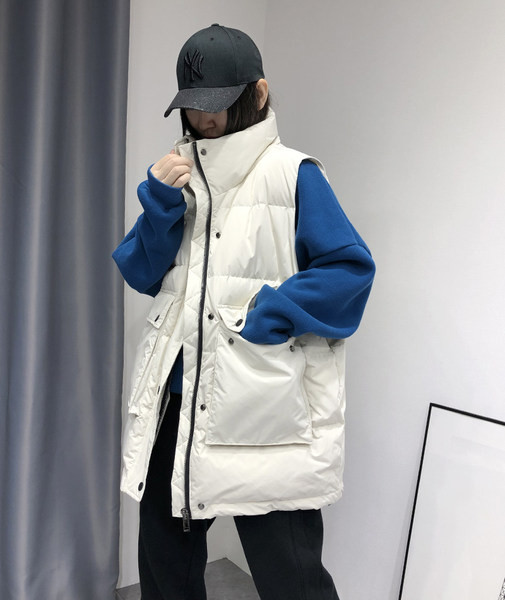 Női mellény magas gallérral és zsebekkel, két színben